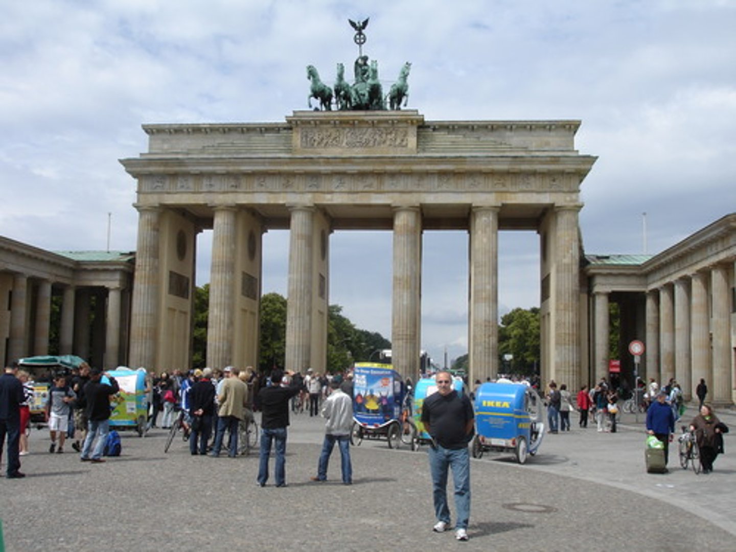 <p>ein Symbol von einem geteilten und dann wiedervereinigten Deutschland</p>