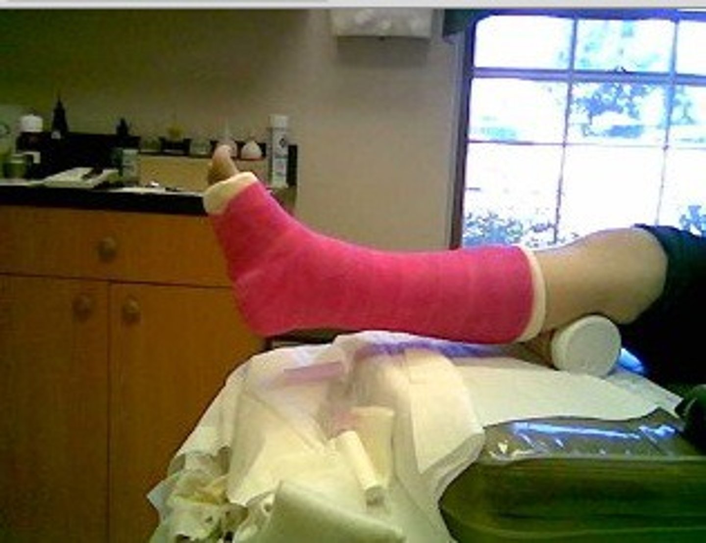 <p>To break (one's leg)</p>