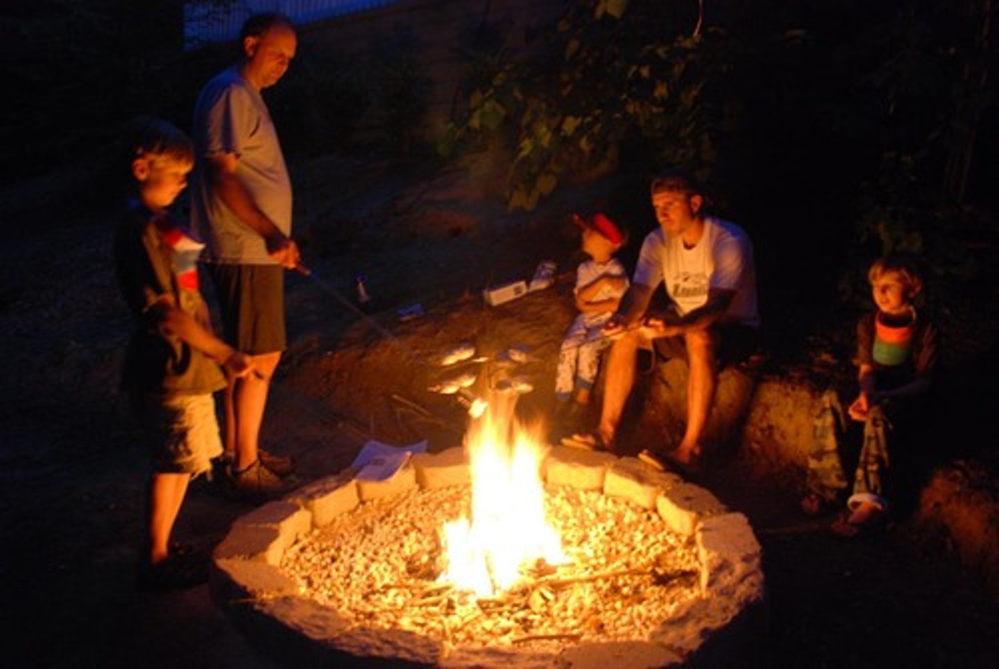 <p>(v) to camp out for the evening in the company of other like companions of the road (during the Great Depression, many wanderers would settle for the night in groups)</p>