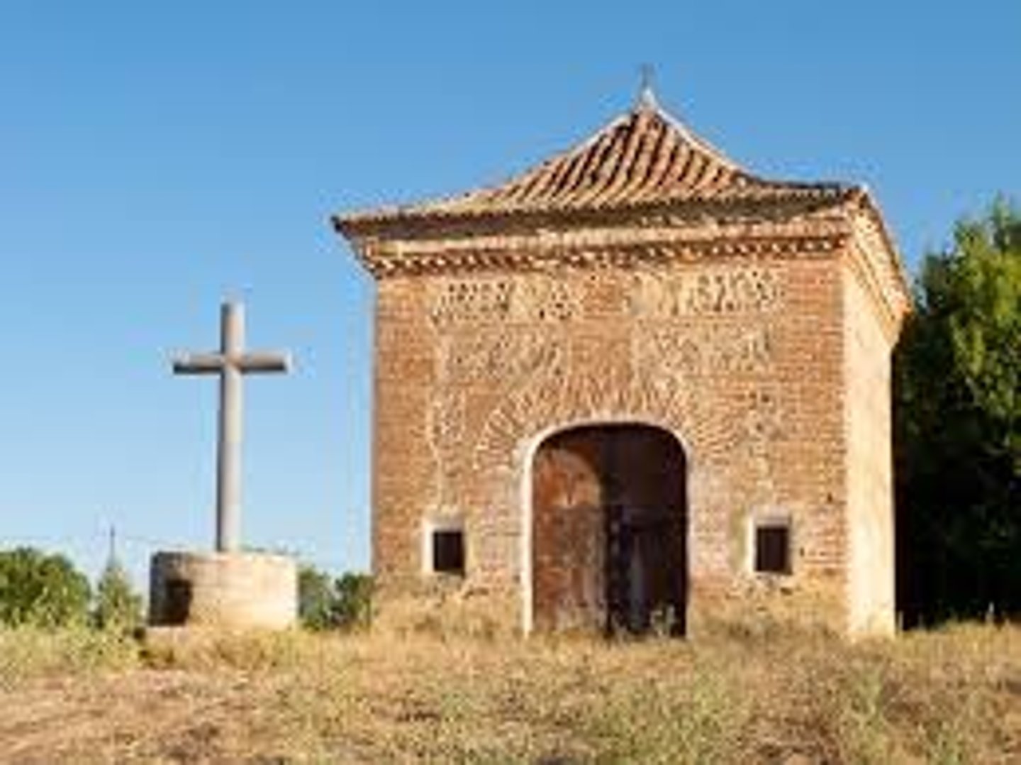 <p>capilla o santuario, generalmente pequeño</p>