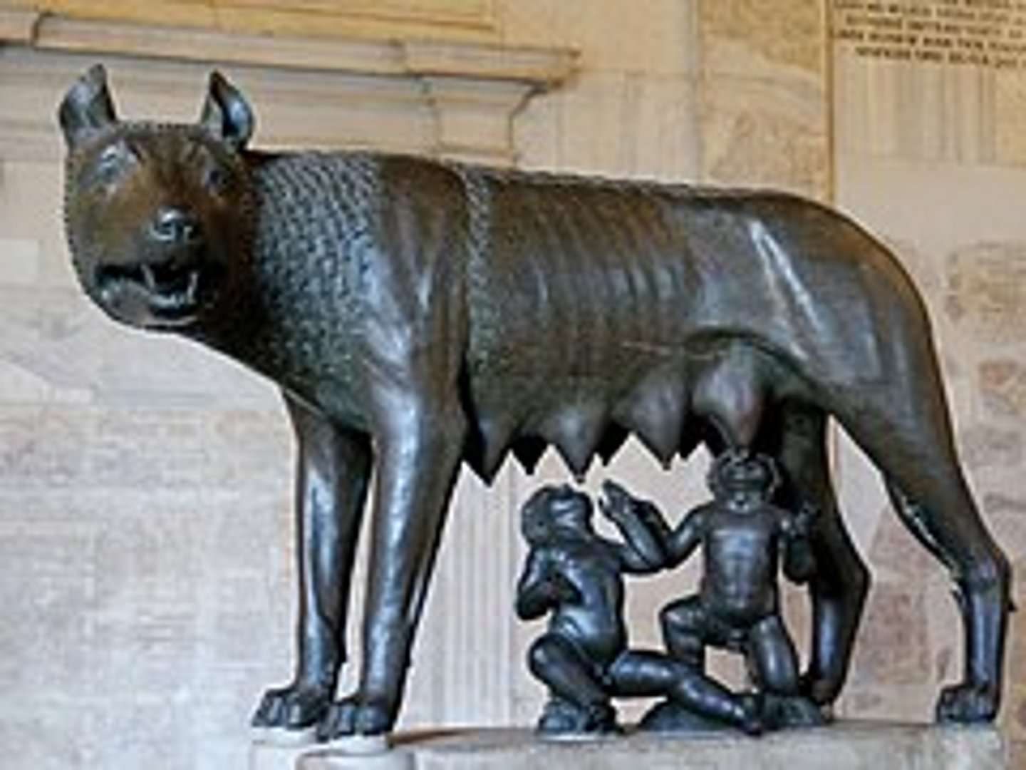 <p>Kapitolské muzeum Řím,<br>• symbol města<br>• sochy Romula a Rema až z<br>období renesance, vlčice etruská<br>• archaicky pojaté hubené<br>napjaté tělo se<br>schematickými chomáči<br>chlupů<br>• X detaily hlavy - oči, uši a<br>tlama - naturalistické</p>