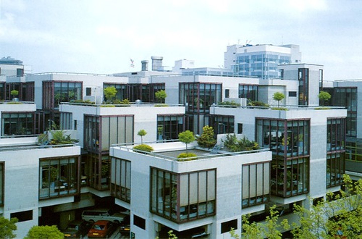 <p>1932-heden : Architect die zich afzette tegen de kilte van het modernisme. Hij zocht naar de "zingeving" van architectuur door te focussen op de menselijke schaal en de manier waarop mensen gebouwen collectief gebruiken.</p>
