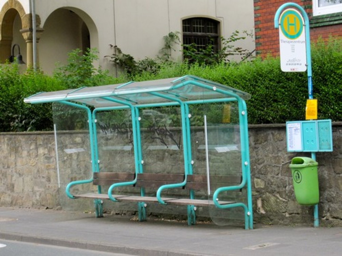 <p>hier kann man auf den Bus warten</p>