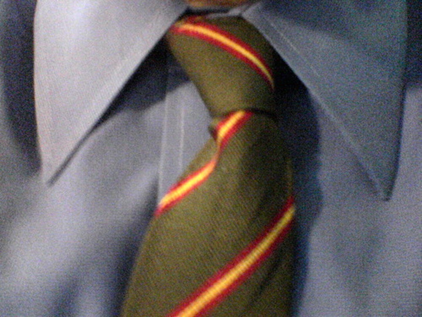 <p>cà-vạt (necktie)</p>