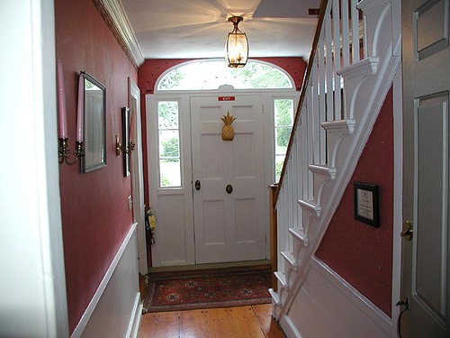 <p>entryway, foyer</p>