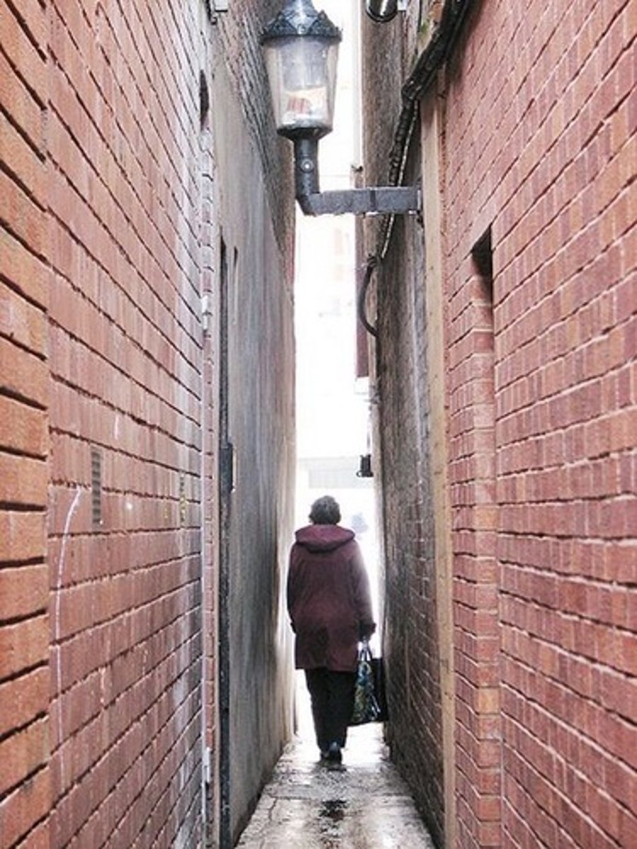 <p>narrow, restrict, limit</p>