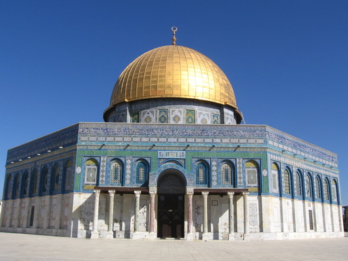 <p>emphasis on the dome with gilding; use of color-- it is highly decorated; typical inclusion of text from the Quran</p>
