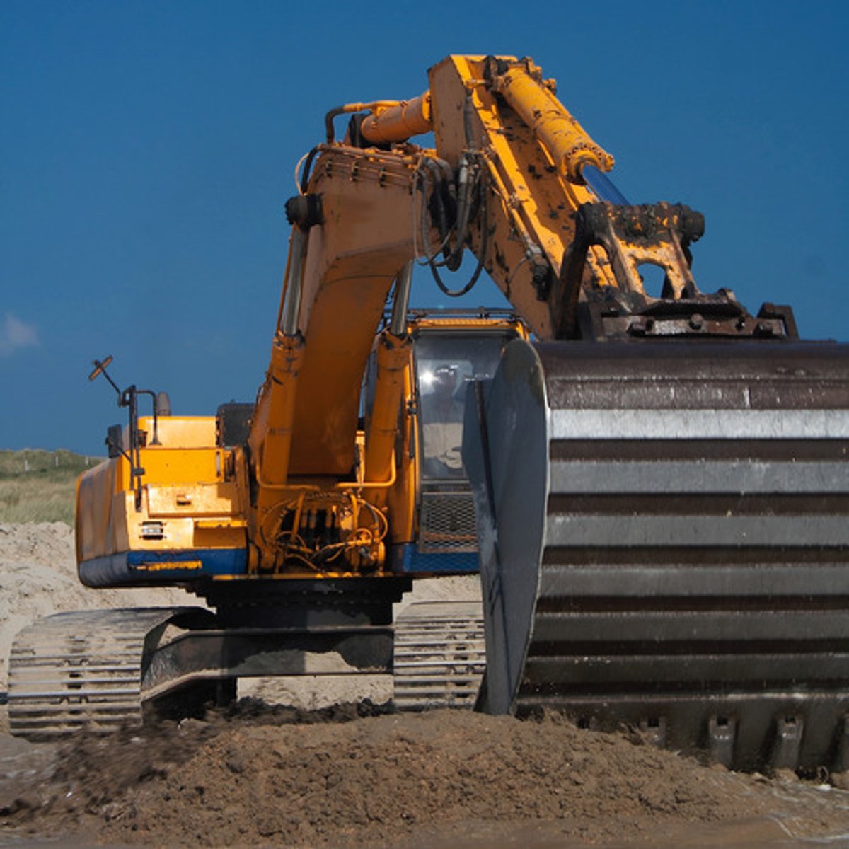 <p>Contains a long arm (boom) and a cab, can rotate up to 360 degrees, can be wheeled or tracked, and can be used for excavation, heavy lifting, demolition, removing sediments and debris from the bottom of water, and the cutting of trees</p>