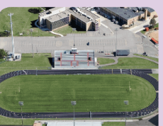 <p>la cancha de deporte</p>