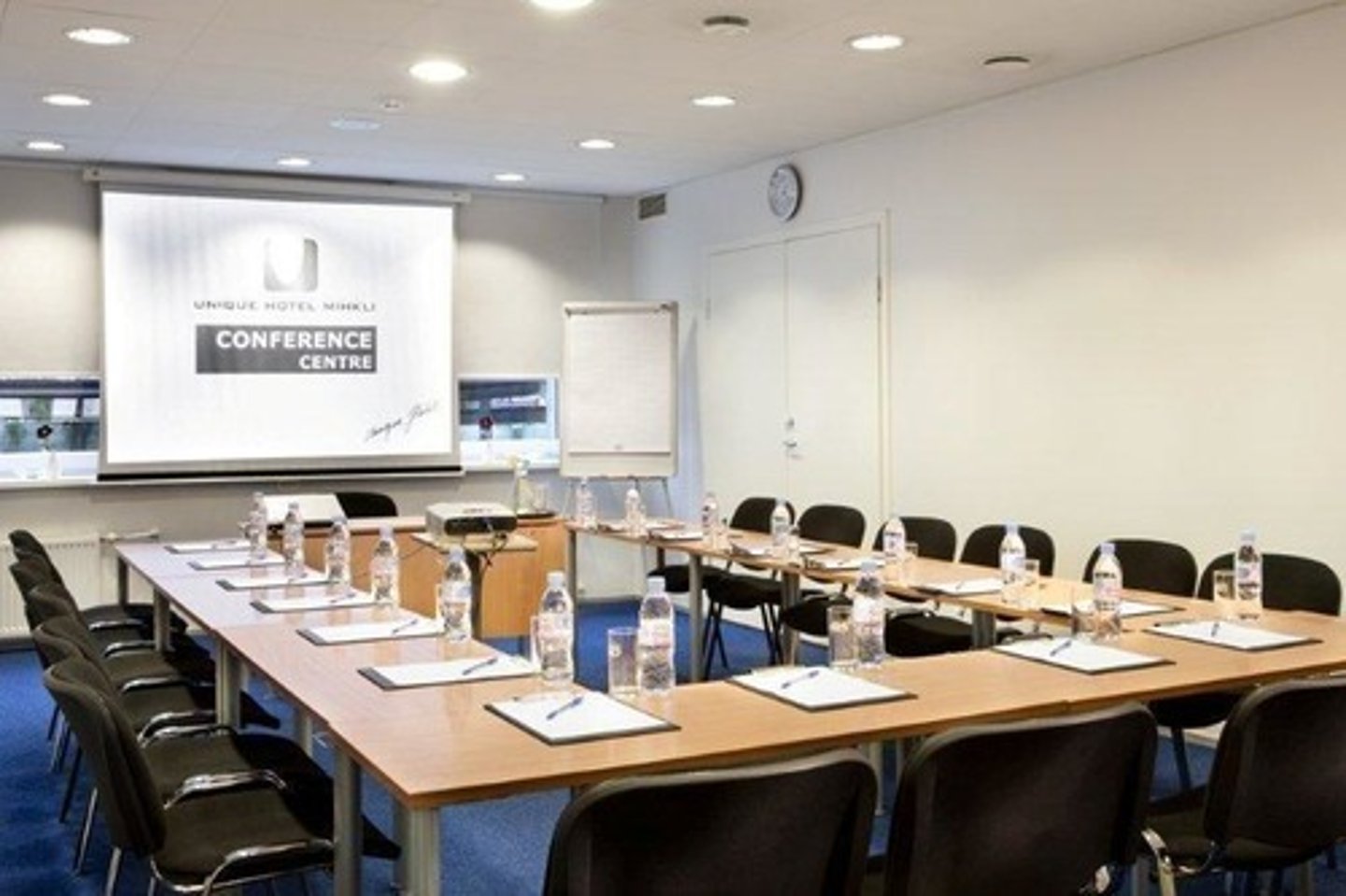 <p>/huìyìtīng/：Phòng họp, phòng hội nghị</p>