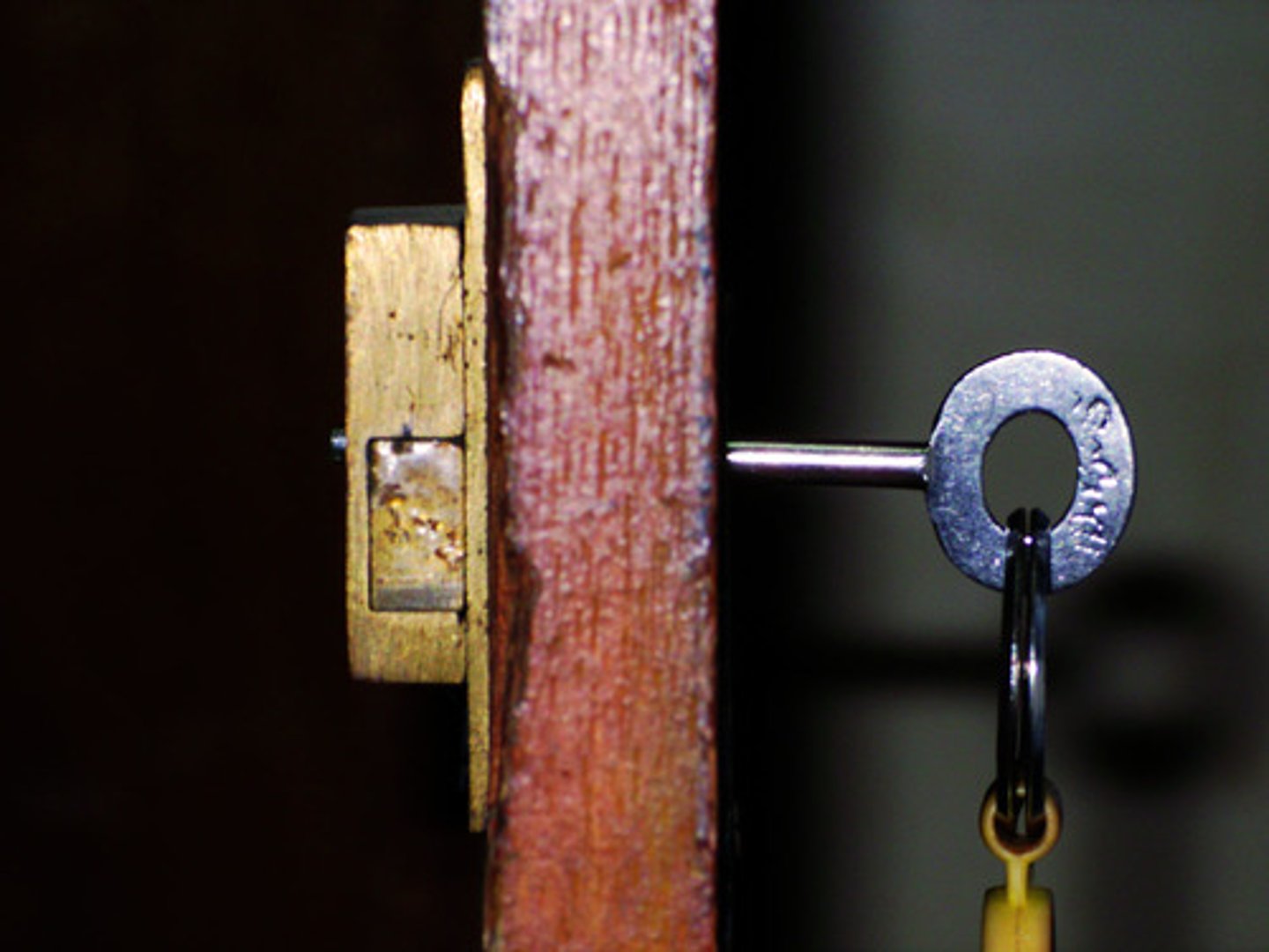 <p>to lock up</p>