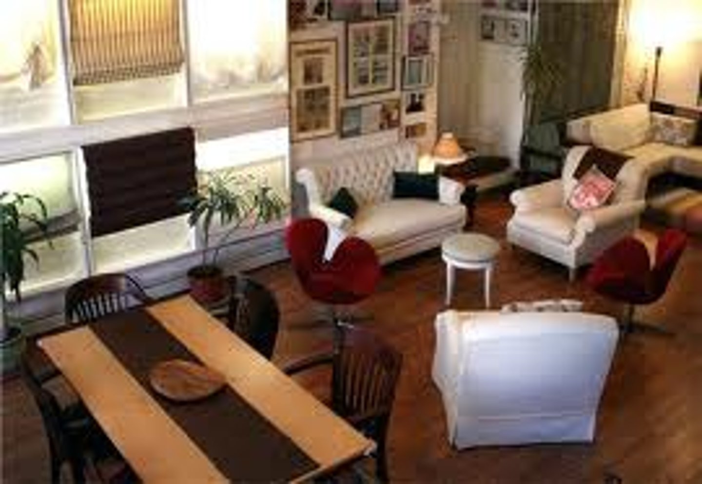 <p>move things so that they are in different places or positions</p><p>v. di chuyển các đồ trong nhà</p><p>She's always changing the furniture around.</p>