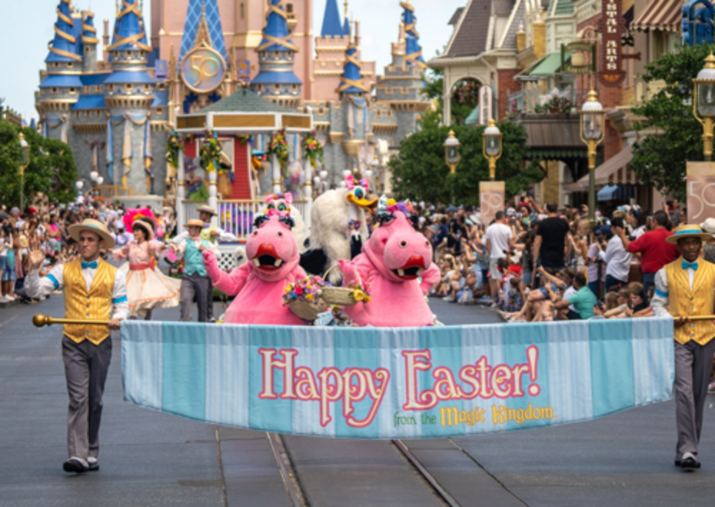 <p>go to see a public procession with people dressed up and music, to celebrate Easter</p>