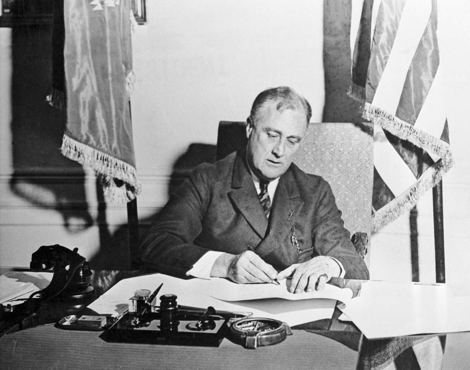 <p>The New Deal was a set of policies and programs introduced</p><p>by FDR to promote recovery and reform to the economy.</p><ol start="4"><li><p>The american government increased their involvement in the market economy to restore and stimulate economic growth and prosperity after the depression and WWI</p></li></ol>