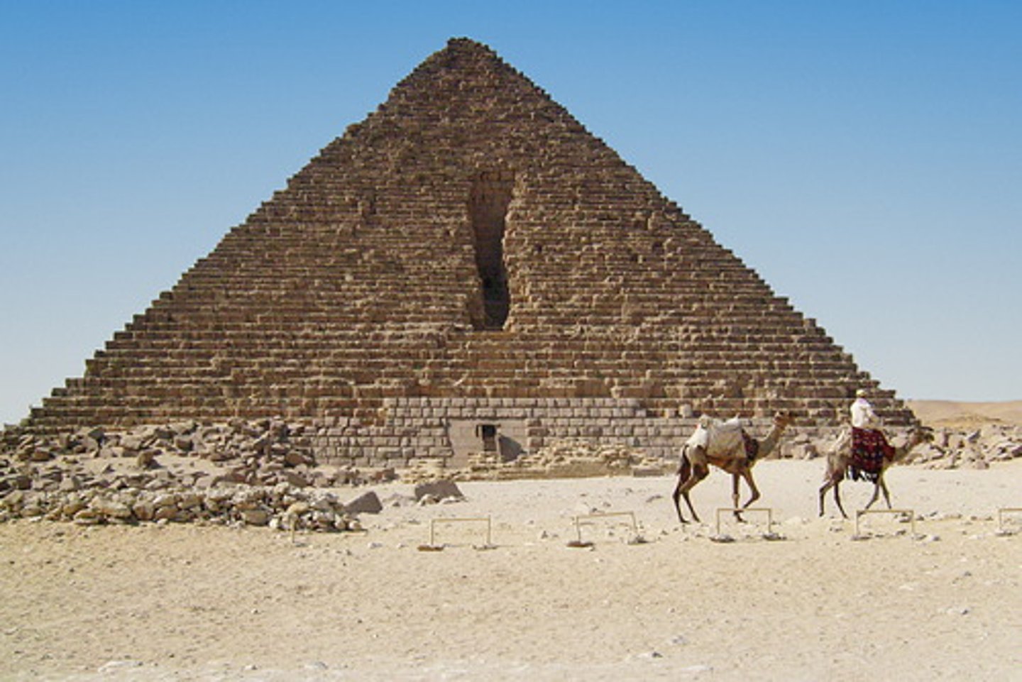 <p>DOC: 2490-2472 BCE</p><p>ROO: Giza, Egypt</p><p>M: limestone</p><p>- shortest of the pyramids</p><p>- flanked by 3 queens' pyramids</p><p>- complex internal architecture</p>