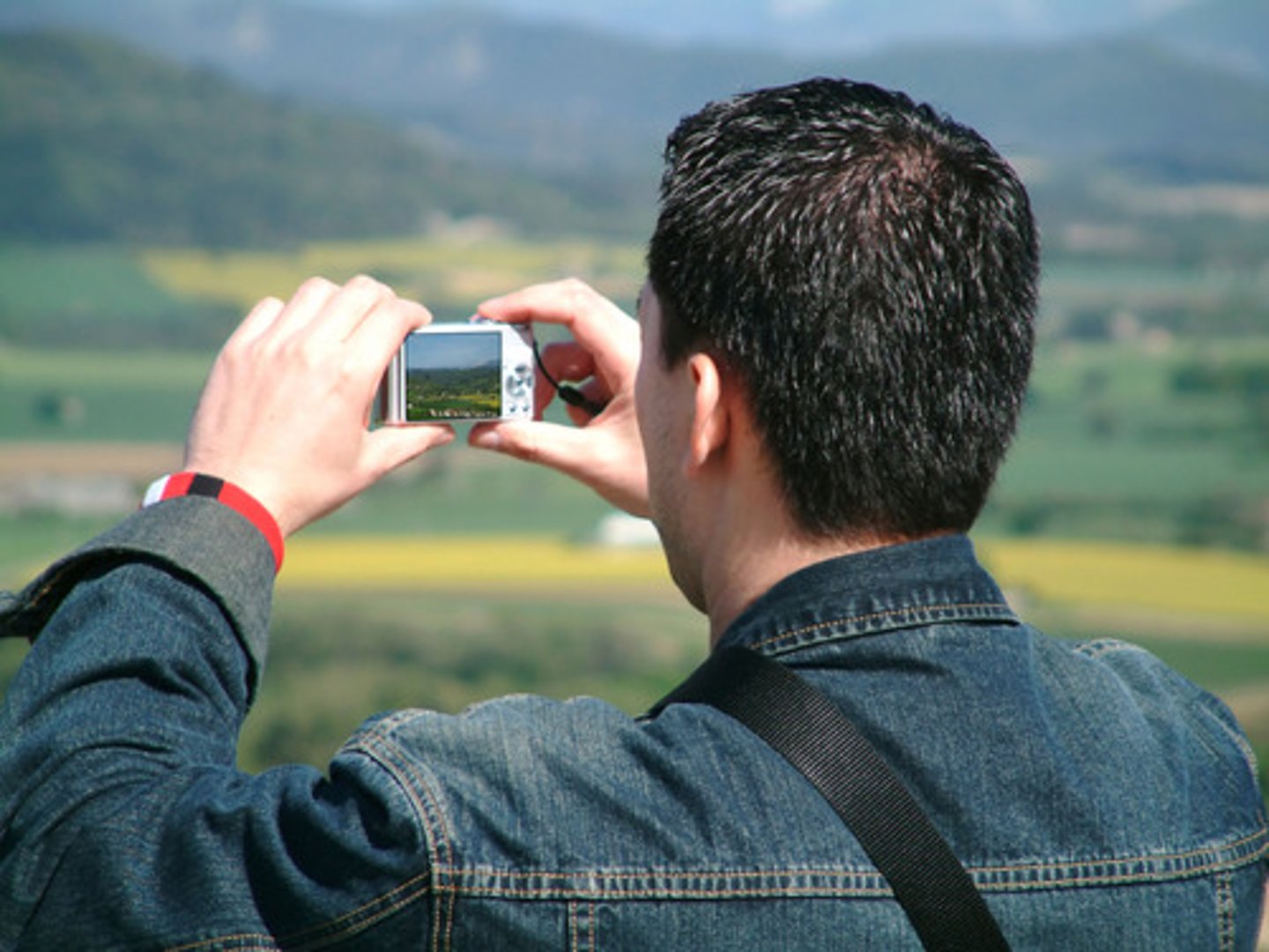 <p>(zhàoxiàng) to take photos</p>