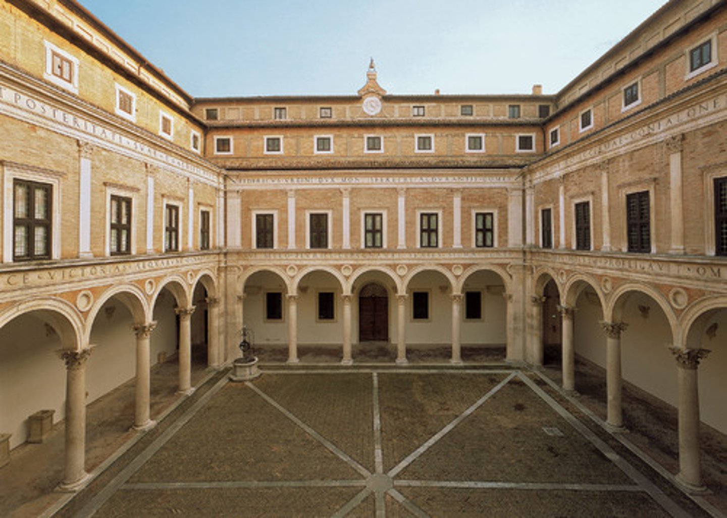 <p>n. sân nhỏ ( trong toa nha lon, lau dai,...)</p>