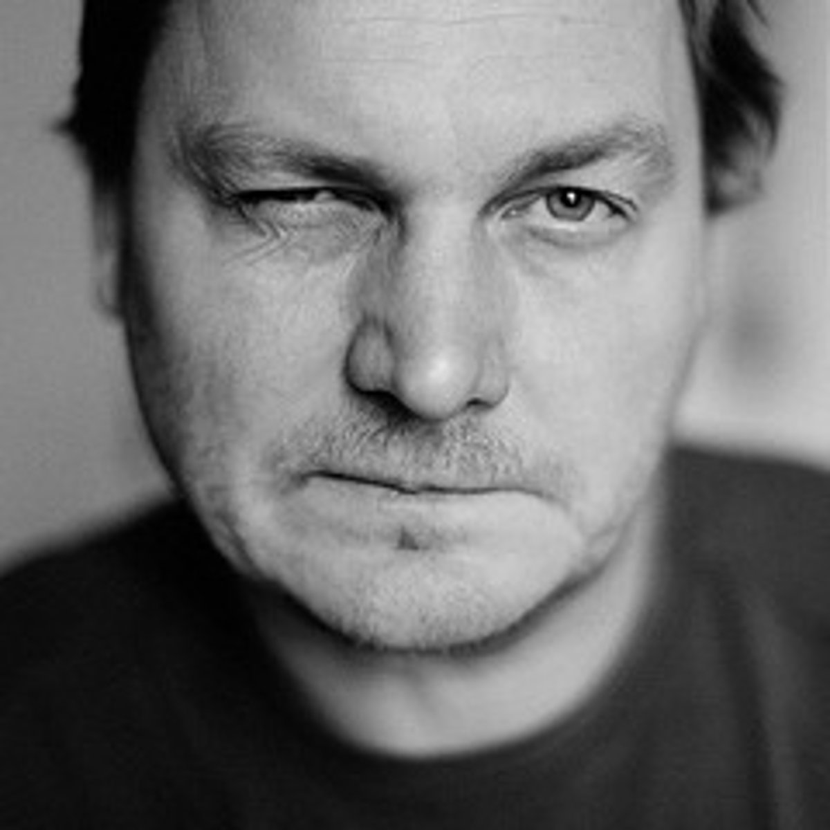 <p>Birinin iç yüzünü anlamak/Bir şeyin iç yüzünü anlamak</p>