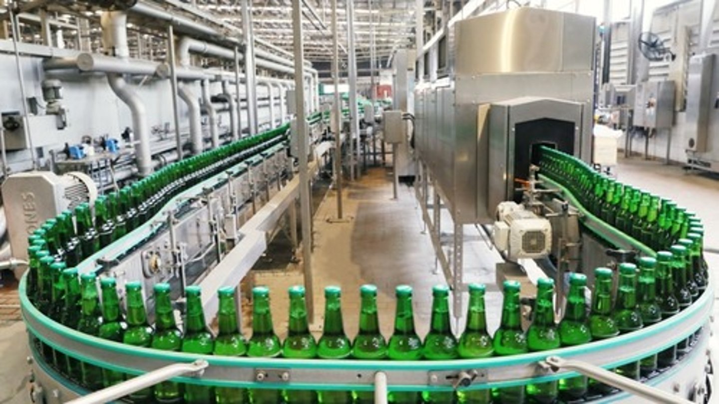 <p>nhà máy bia. The local _____ exports beer worldwide.</p>