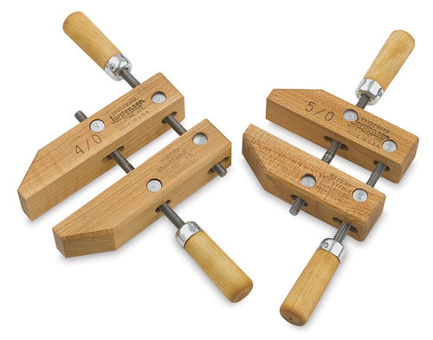 <p>A Clamp that consists of two wooden jaws that are bevelled symmetrically on one end.</p>