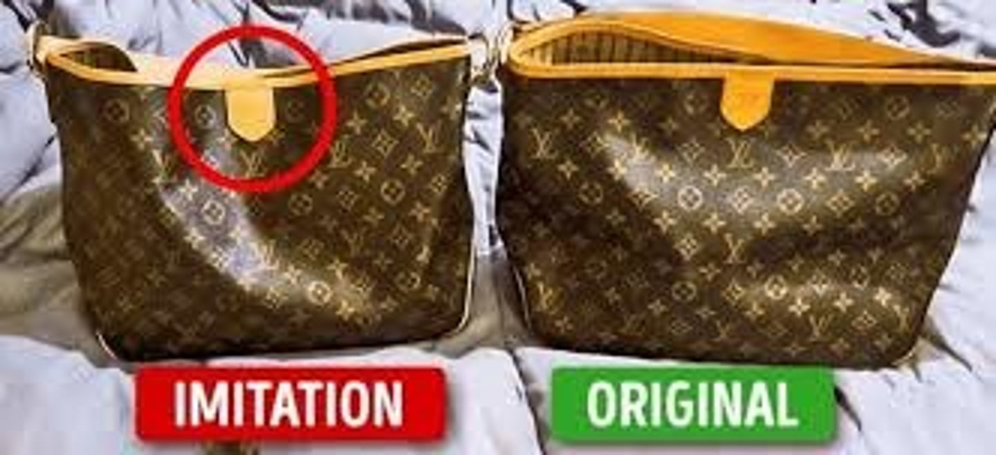 <p>un produit faux, une imitation faite sans permission, ne respecte pas les droits du créateur</p>
