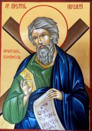 <p>Afgebeeld als apostel met grijs baard- en hoofdhaar, kruis (soms X-vormig) en een boek. </p>