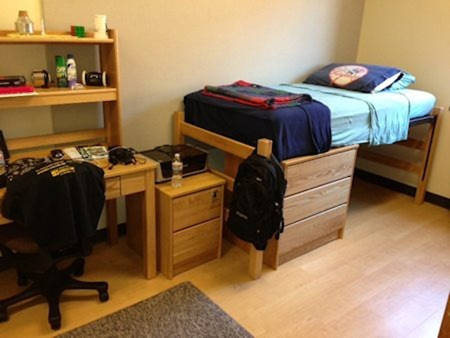 <p>v phr to live on the university or college grounds &gt;&lt; to live off campus sống trong khuôn viên trường (đại học, cao đẳng) It's convenient to live on campus during your first year. /tuː lɪv ɒn ˈkæmpəs/</p>