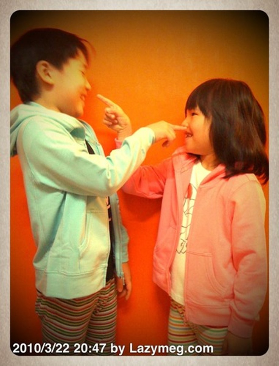 <p>mutually; each other (hù xiāng)</p>