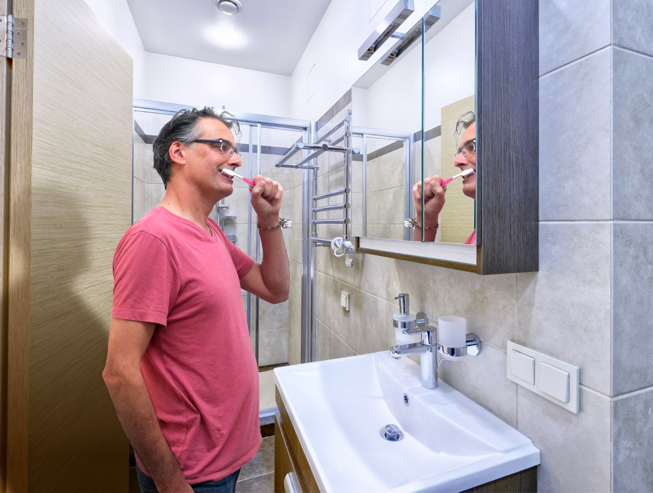 <p>Kees <strong>is</strong> in the bathroom.</p>