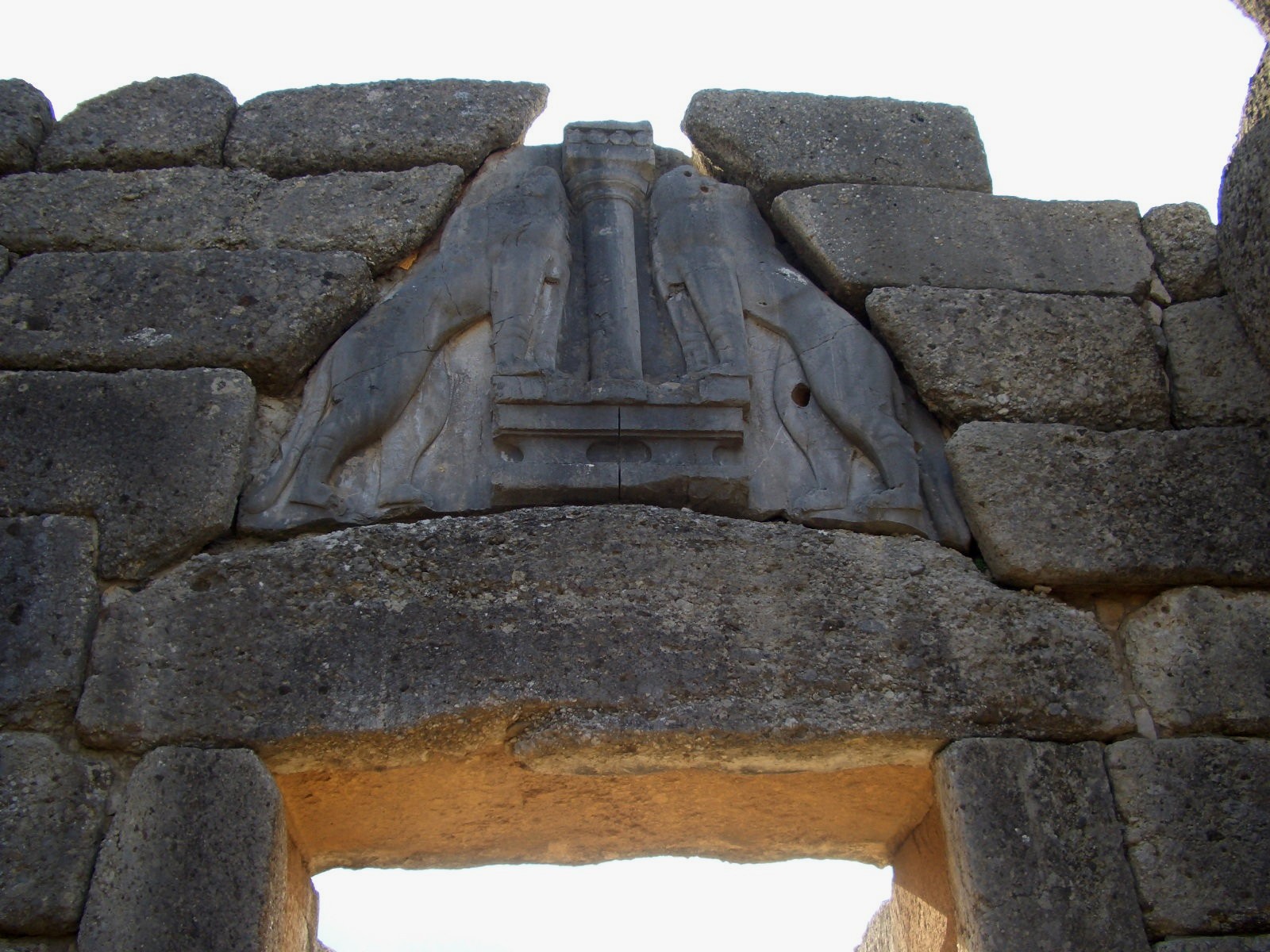 <p>In architettura è un elemento orizzontale, tipicamente una trave, che poggia sui piedritti (o stipiti) e delimita superiormente un'apertura, come una porta o una finestra.</p>