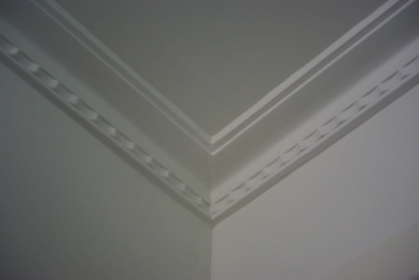 <p>/ˈkɔː.nər/ (n) Góc angle, edge</p><p>street corner, in the corner</p><p>The shop is located at the corner of the street.</p>