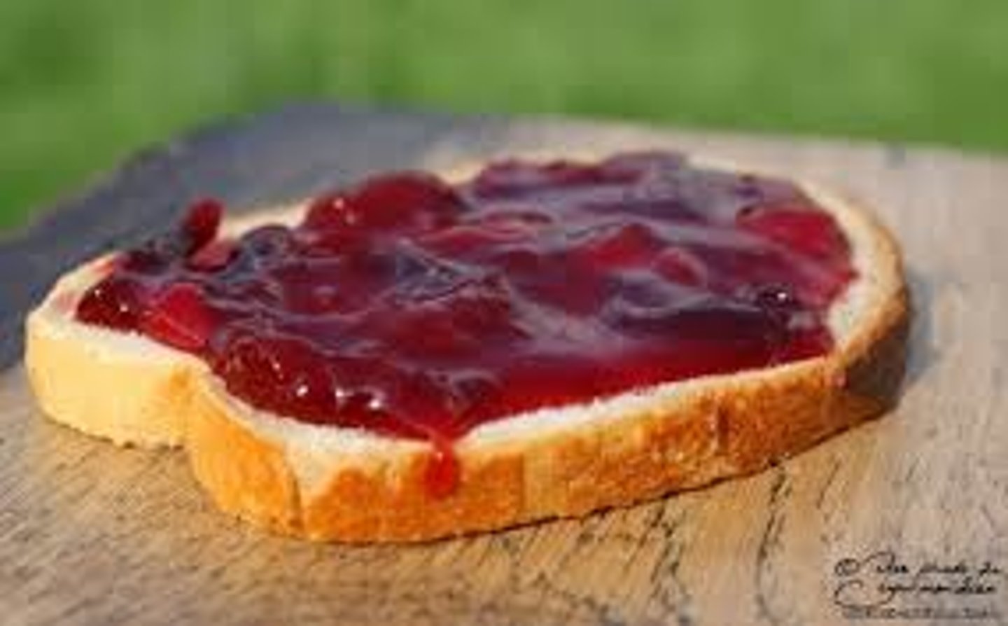 <p>Bröd med marmelad</p>