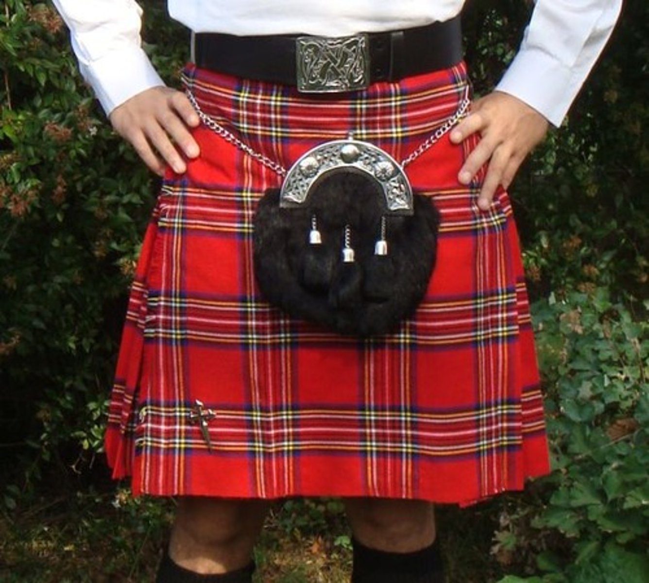 <p>/kɪlt/ • Noun • A traditional Scottish skirt worn by men. • Váy truyền thống của đàn ông Scotland. • He wore a kilt for the special occasion.</p>