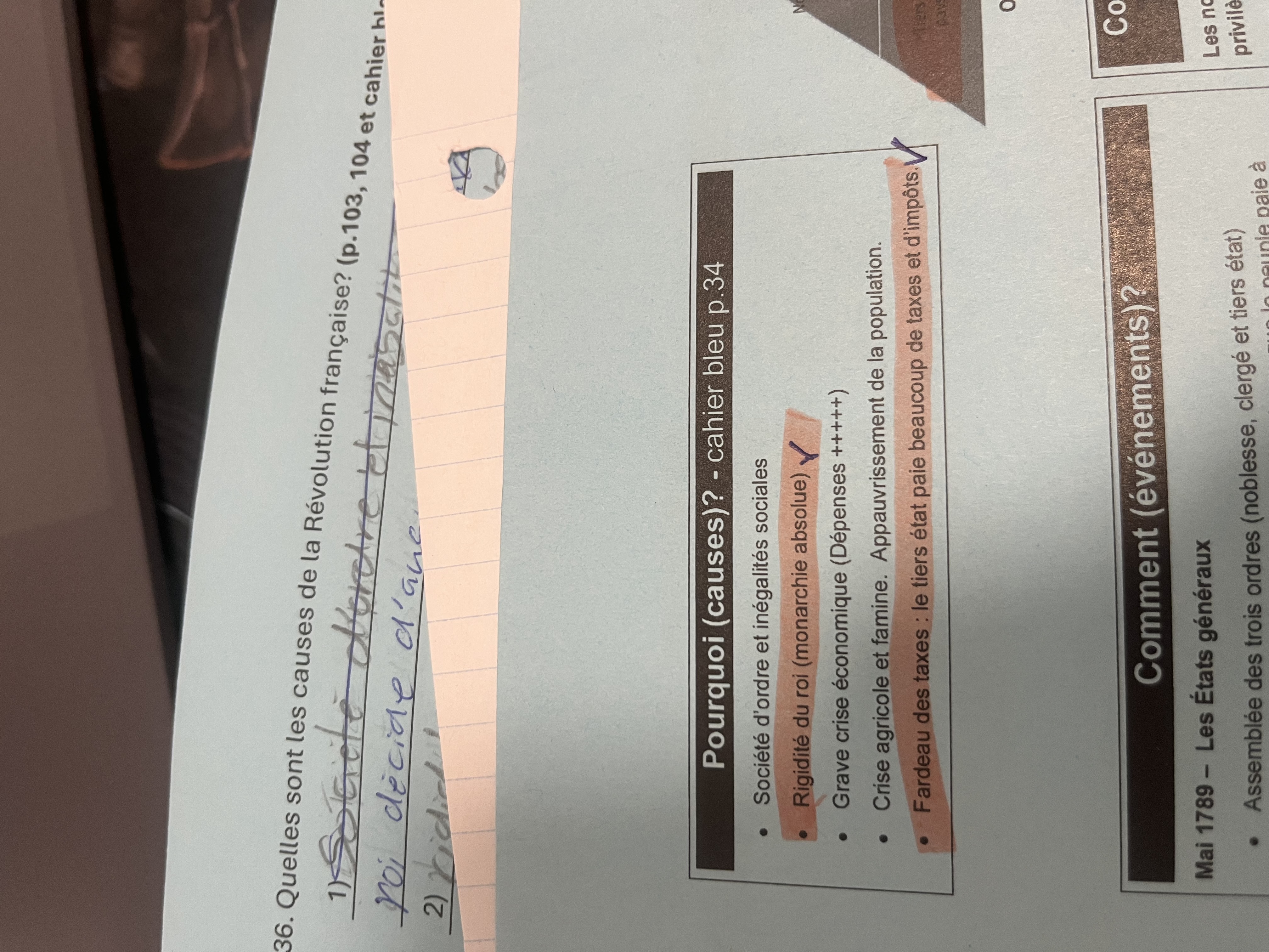 <p>Les causes sont une société d’or des inégalités sociales, la rigidité du roi(monarchie absolue), une grave, crise économique, une crise, agricole et famine. Appauvrissement de la population.,, et des fardeaux des taxes: le tiers étape est beaucoup de taxes et d’impôts</p>