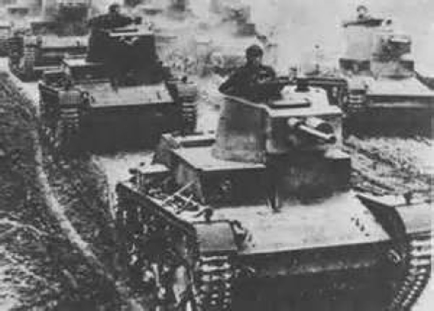 <p>to invade</p>