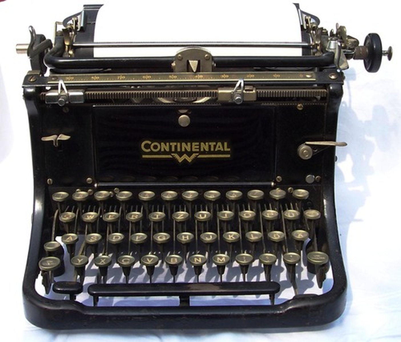 <p>old, antique</p>