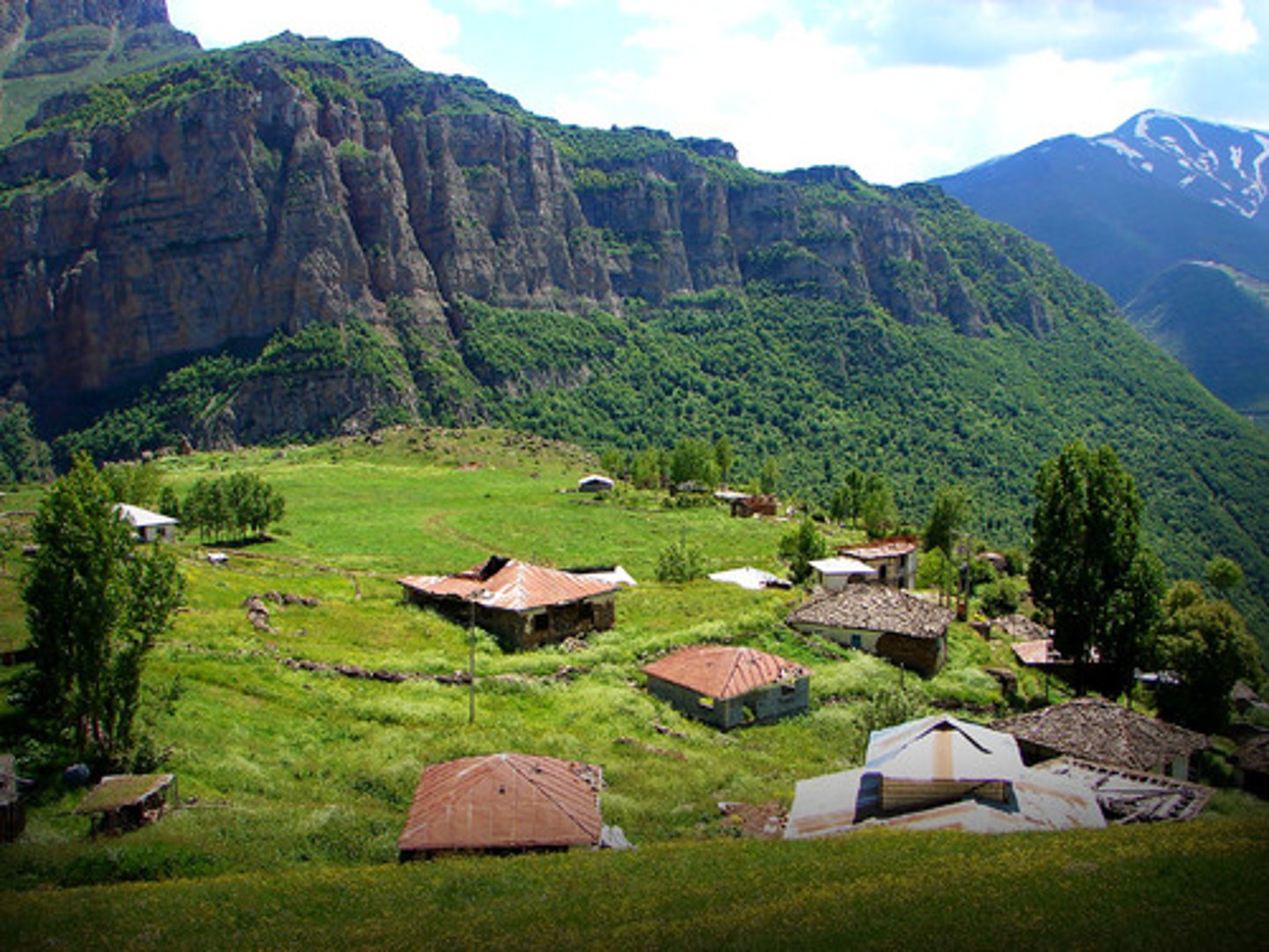 <p>small village, cluster of homes in the countryside</p>