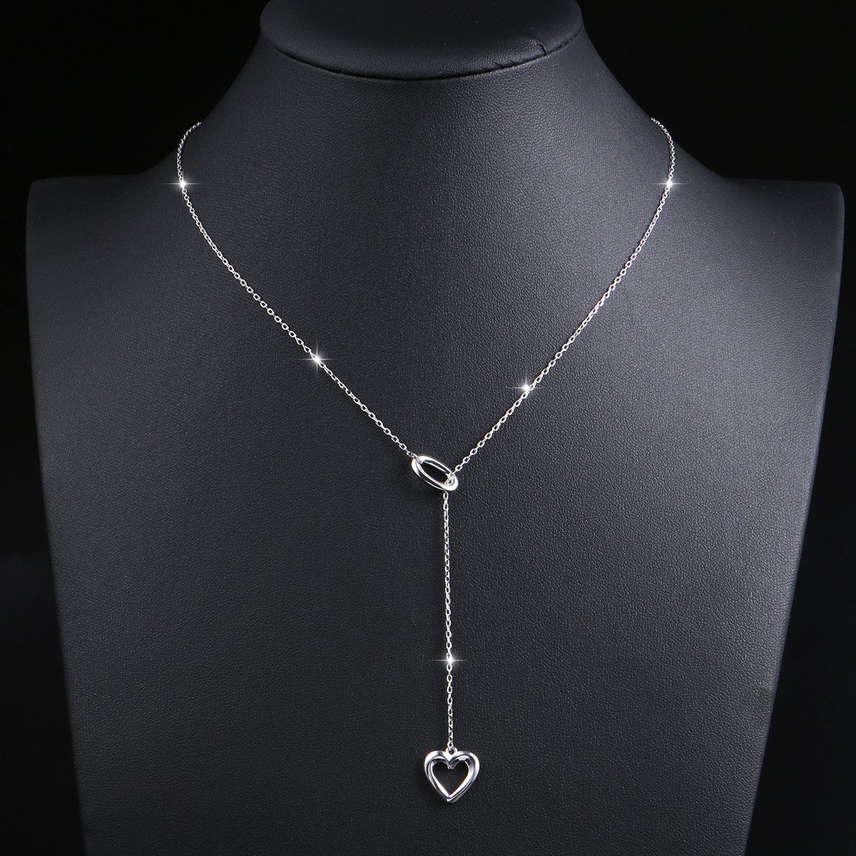 <p><span>a </span>piece<span> of </span>jewellery<span> </span>worn<span> around the </span>neck<span>, such as a </span>chain<span> or a </span>string<span> of </span>decorative<span> </span>stones<span>, beads, etc.</span></p>