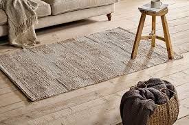 <ul><li><p>Tấm thảm nhỏ</p></li></ul><p>Carpet (n): tấm thảm lớn trải toàn bộ sàn nhà</p>