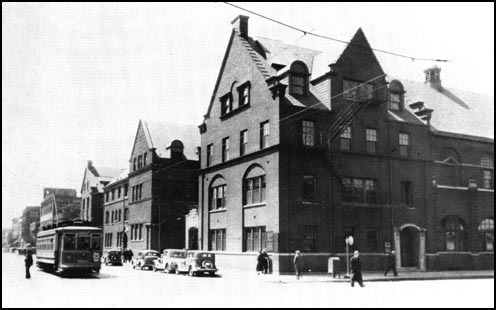 settlement house founded by Progressive reformer Jane Addams in Chicago in 1889