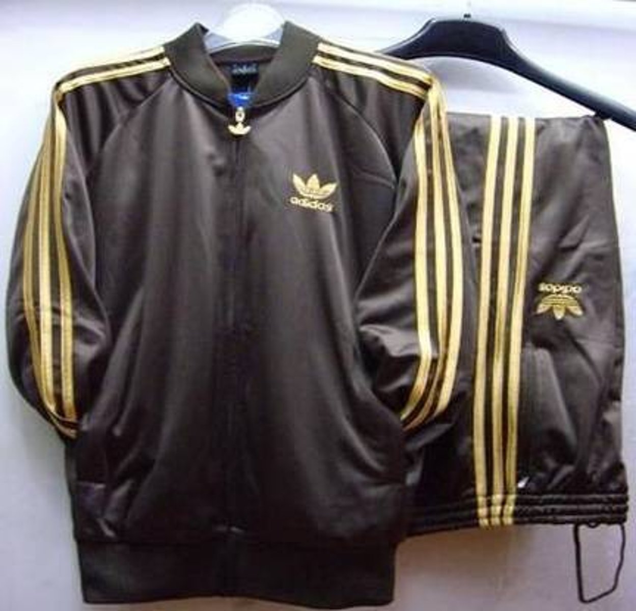 <p>jogging suit</p>
