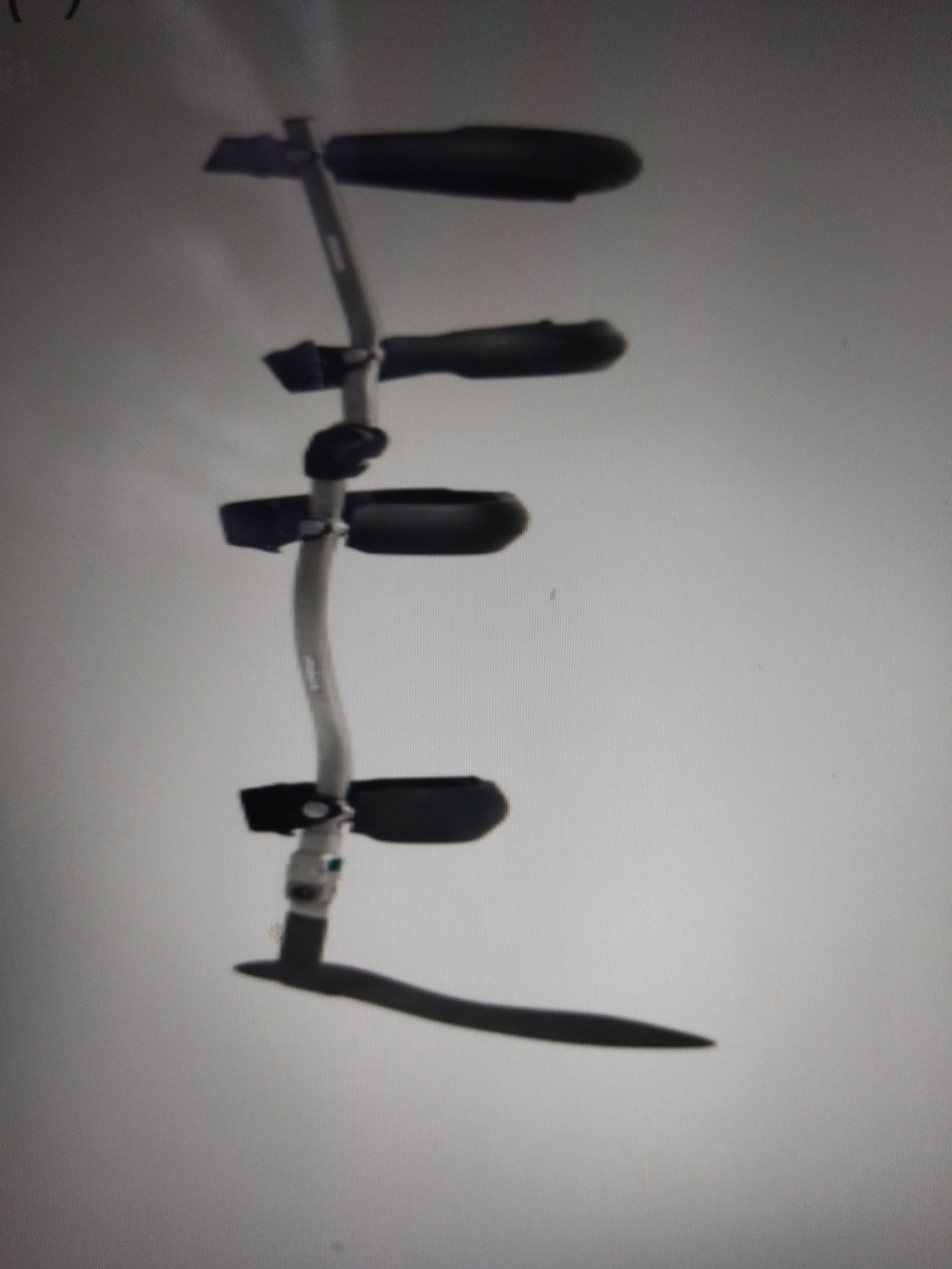 One upright 

(-) medial upright 