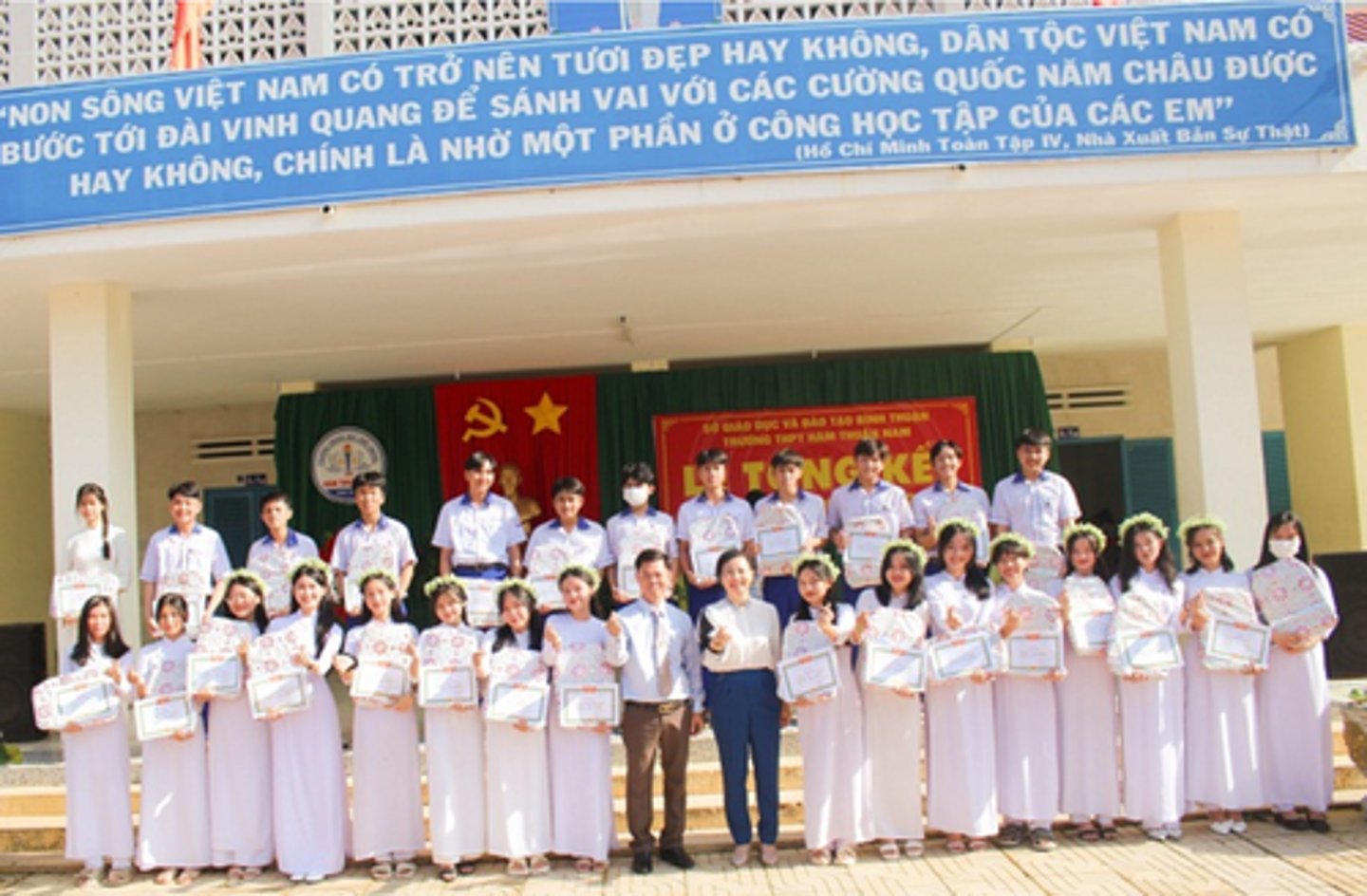 <p>(n) học sinh tốt nghiệp trung học phổ thông</p>
