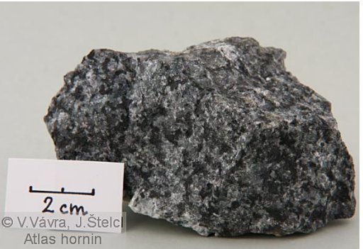 <p>...vzniklá krystalizací magmatu ve velkých hloubkách. (VYVŘELÉ) … masivní textura se střední až hrubou zrnitostí. … tvořen živcem, z tmavých minerálů pak olivínem, pyroxenem, amfibolem, častý je určitý podíl magnetitu. … oblíbený dekorační kámen</p>