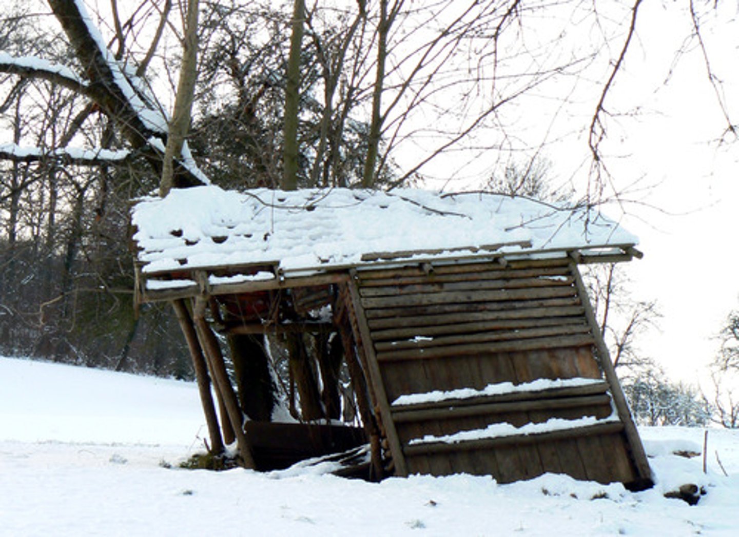 <p>кривий, косий</p>