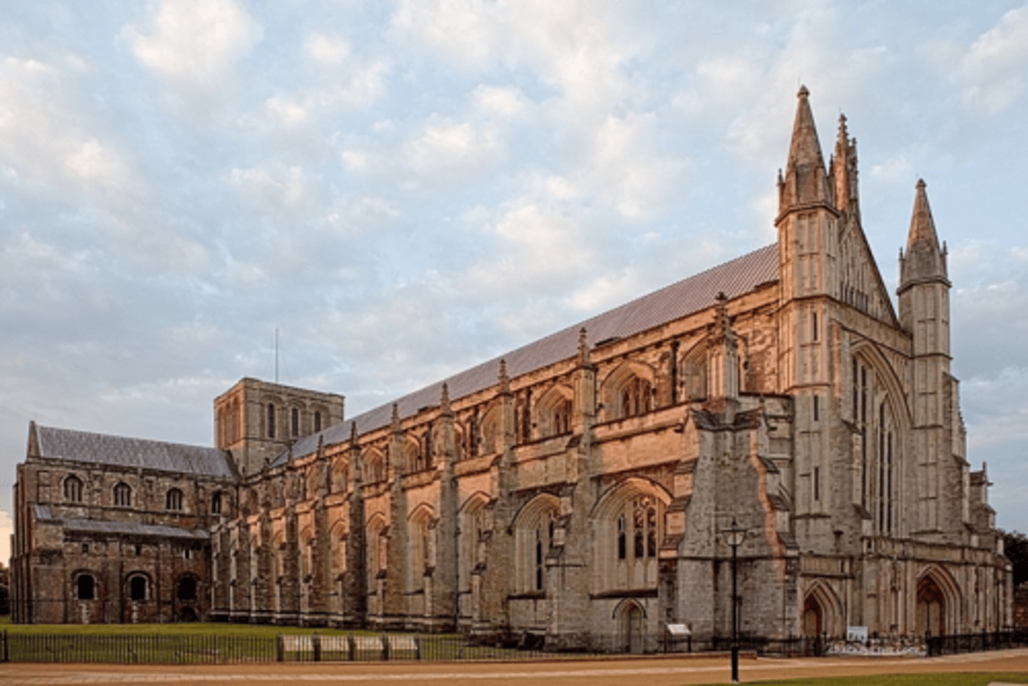 <p>has greatest total length (560 feet) than any medieval cathedral</p>