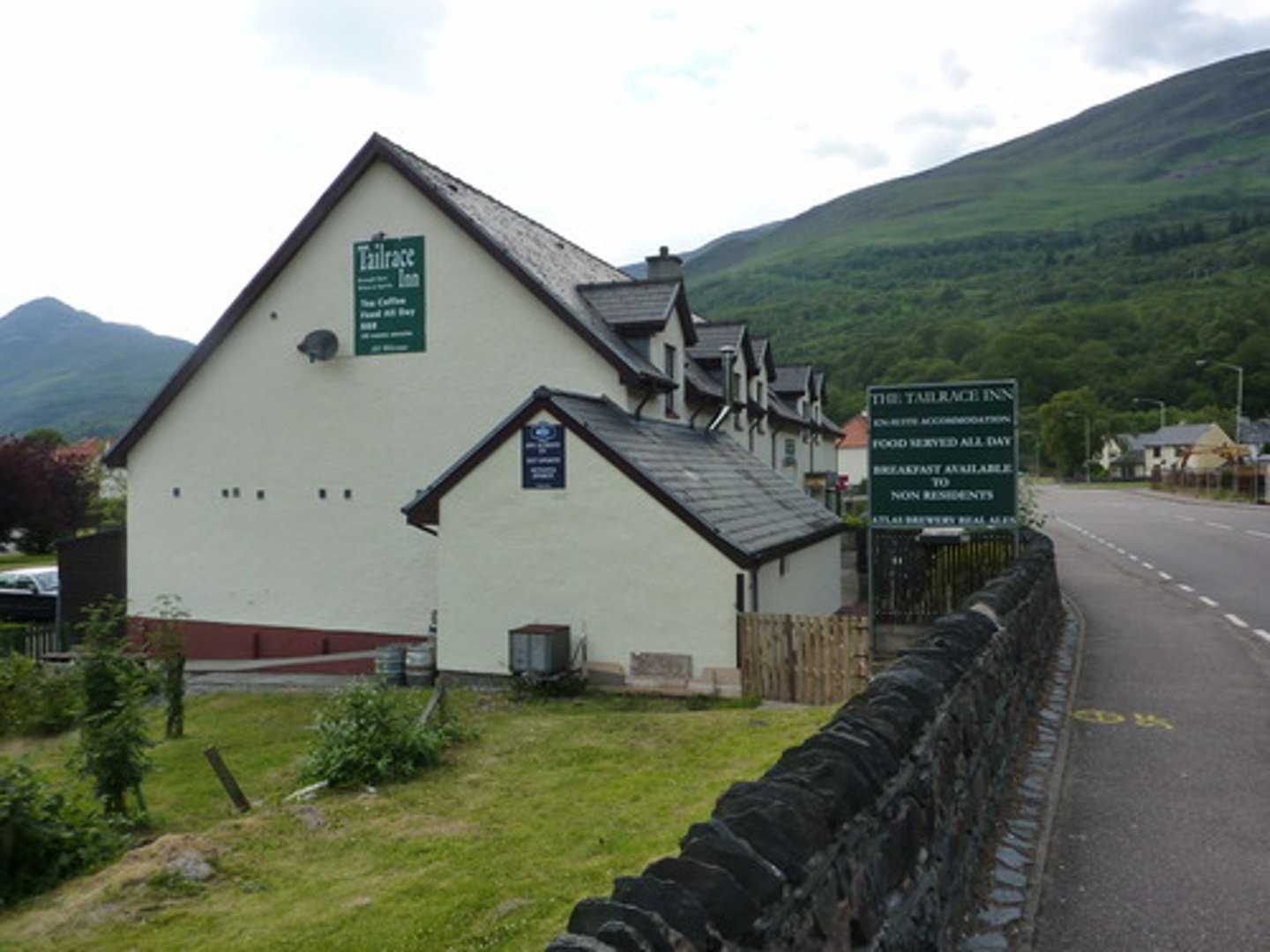 <p>(UK and old-fashioned according to OED) a pub where you can stay for the night, usually in the countryside </p><p>(US) a small hotel, usually in the countryside</p><p>The building was a 16th-century coaching i___.</p>