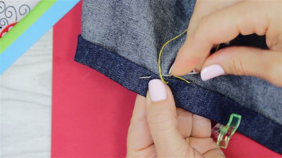 un ourlet, a hem = bord inférieur d'un vêtement (manches, pantalons, jupes). Il se réalise en cousant le tissu après l'avoir replié sur lui-même à l'intérieur du vêtement