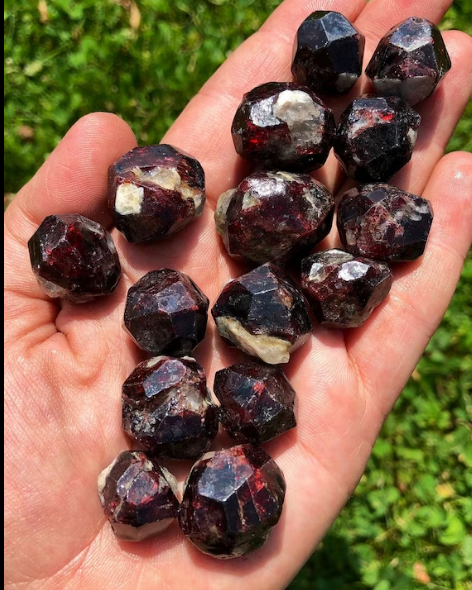 <p>Garnet (Almadine)</p>