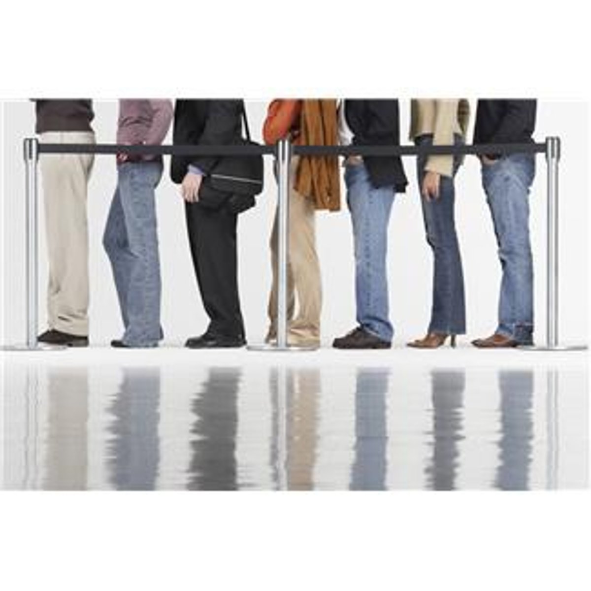 <p>to stand in line, to wait in line</p>